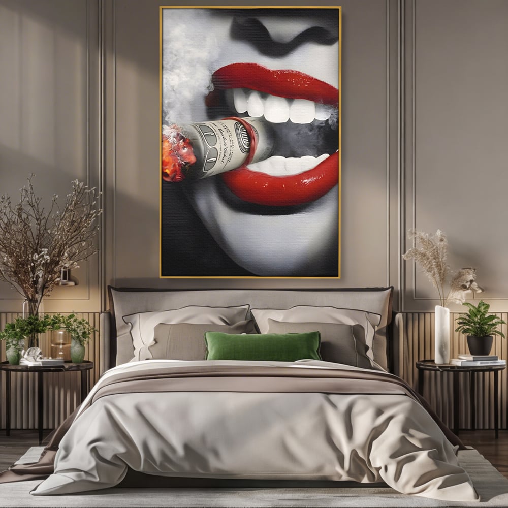 Tablou canvas cu tablou canvas cu buze rosii si bancnota, in rama de aluminiu auriu, pe perete intr-un dormitor